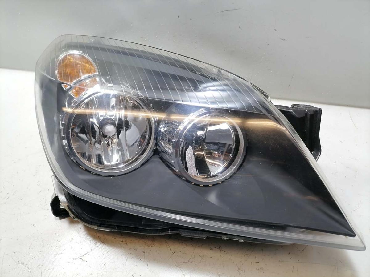 Opel Astra H Scheinwerfer vorn rechts Halogen schwarzer Hintergrund Zubeh&ouml;r Bj.2004